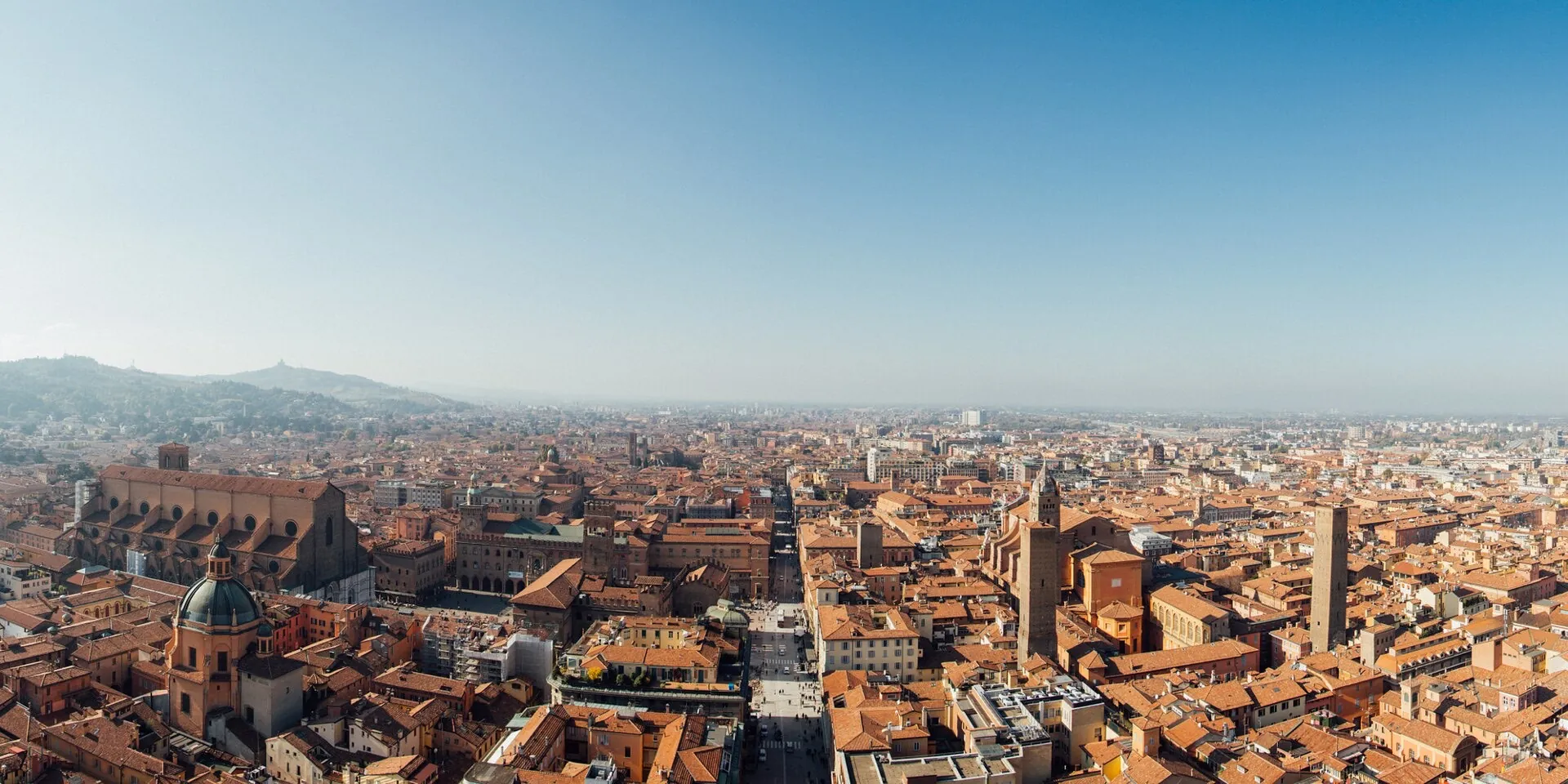 I tetti rossi del centro di Bologna visti dall'alto, con San Luca sulle colline
