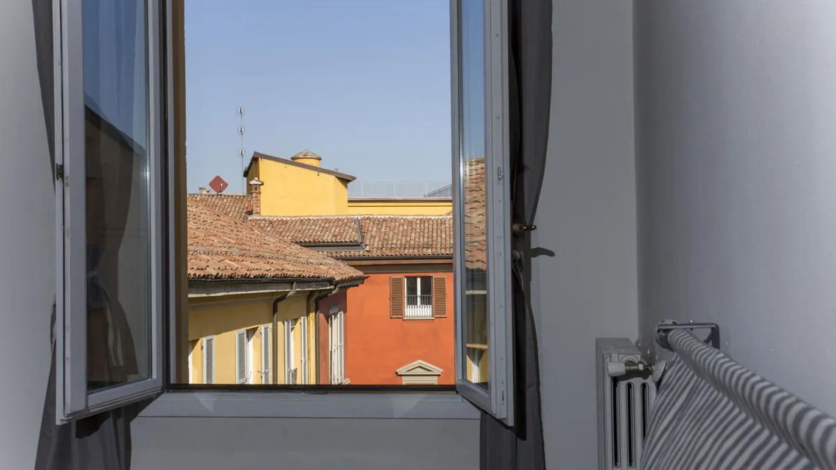 Quadrilocale Superior – finestra aperta sui tetti di Bologna