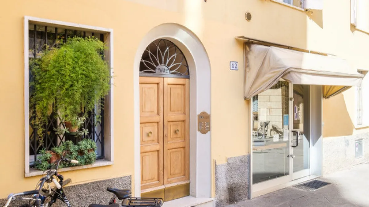 Casa del Professore – portone ad arco in legno